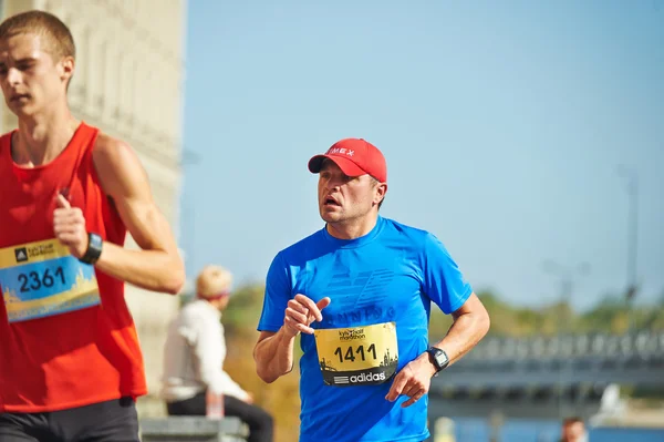 Mensen lopen op Kiev halve marathon — Stockfoto