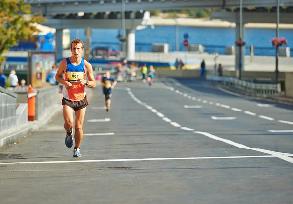 Hombre corriendo en la Media Maratón de Kiev — Foto de Stock