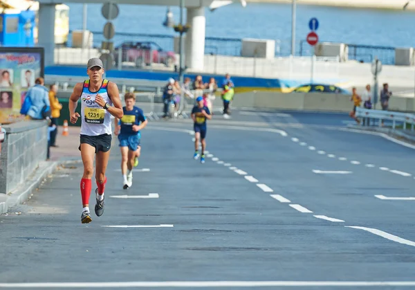 Lidé utíkají na Kyjev půlmaraton — Stock fotografie