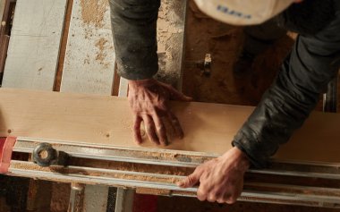 Marangoz dükkanında testere.