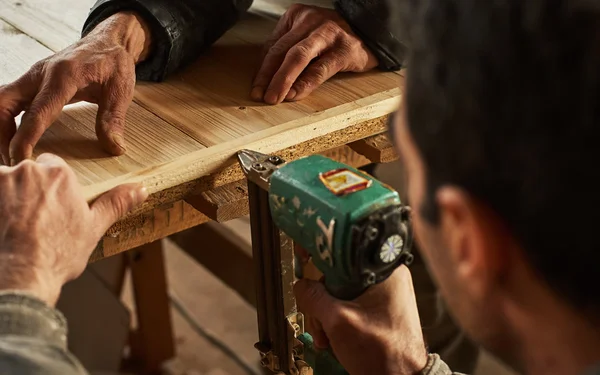 Montage von Holzprodukten — Stockfoto