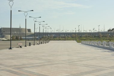 Sokak lambaları ve mavi gökyüzü