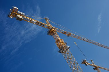 Vinçler gökyüzü arka plan üzerinde Asansör