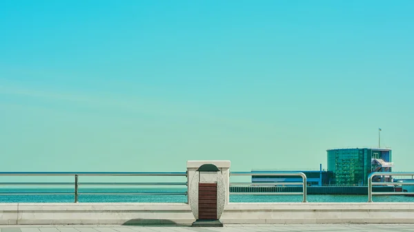 Costa del mare con passeggiata . — Foto Stock