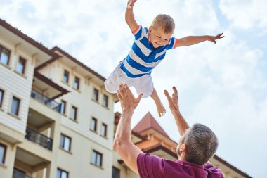 Baba ve oğul bahçede gün anda oynamak