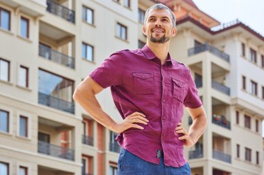 Evinin önünde yakışıklı bir adam portresi