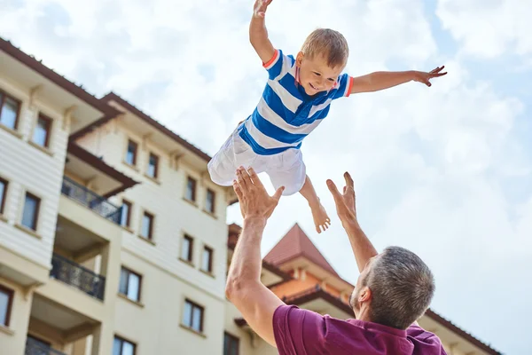 Otec a syn hraje na dvoře v denní době — Stock fotografie