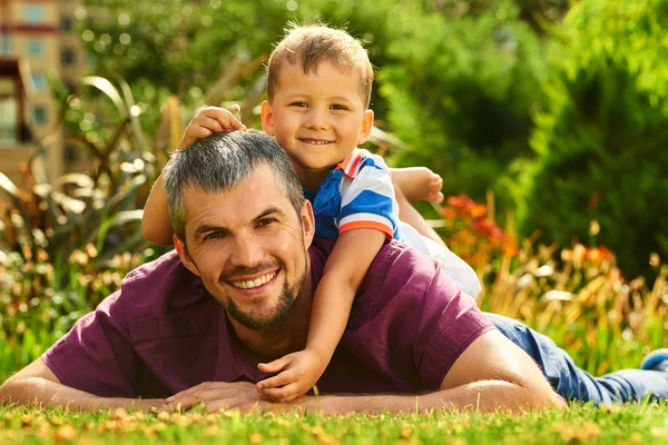 Happy Father and smiling son outdoor portrait — Stock Photo, Image