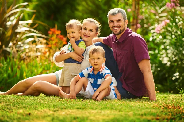 mutlu aile açık portresi