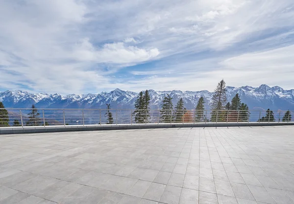 Empty beautiful mounting view from the terrace of luxury hi tech modern building — Stock Photo, Image