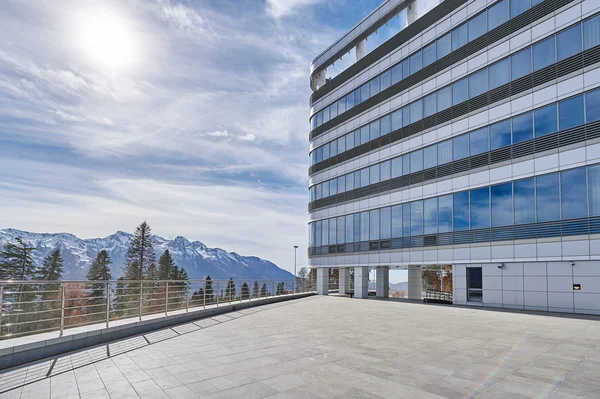 Empty beautiful mounting view from the terrace of luxury hi tech modern building — Stock fotografie