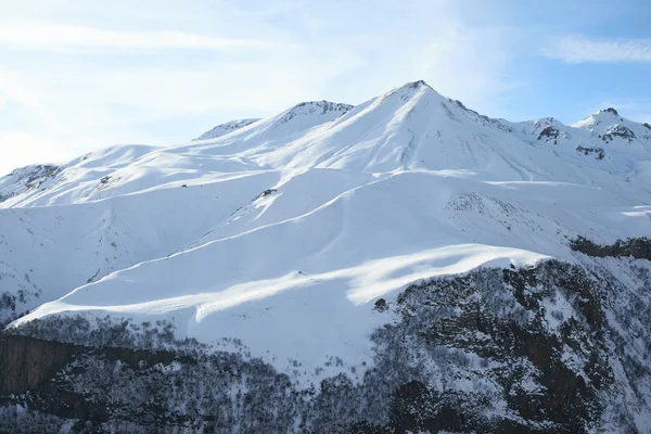 Beautiful winter snowy mountains peaks — Stok fotoğraf