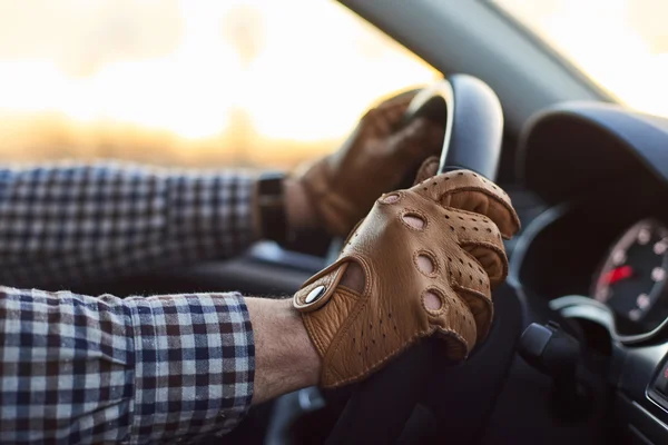 Jovem motorista profissional no carro — Fotografia de Stock