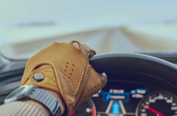 Condução de carro de luxo — Fotografia de Stock