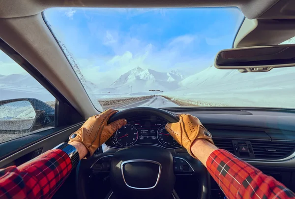 Rijdende auto op besneeuwde gevaar weg — Stockfoto