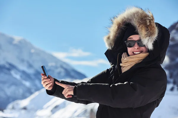 Junge glückliche Frau mit Handy — Stockfoto