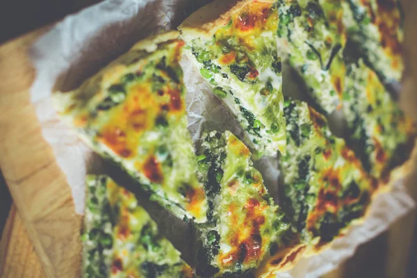 Francouzský quiche se sýrem, špenátem a smetanou — Stock fotografie