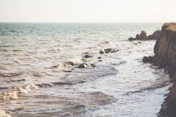 Espuma de onda do mar na costa rochosa — Fotografia de Stock