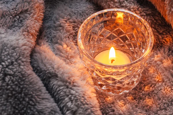 Rahat ve yumuşak kış arka plan, bir battaniye mum