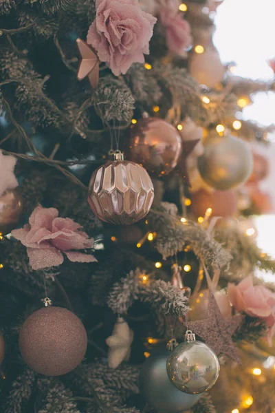 Όμορφο χρώμα χριστουγεννιάτικα στολίδια κρέμονται σε χριστουγεννιάτικο δέντρο με γυαλιστερή λάμψη — Φωτογραφία Αρχείου