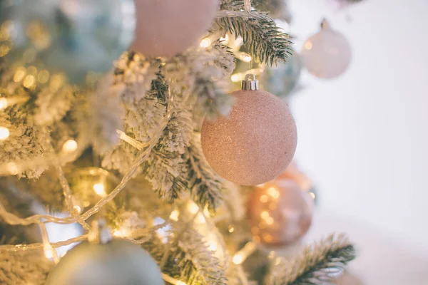 Parlak bir parıltıyla Noel ağacında asılı güzel renkli Noel süslemeleri