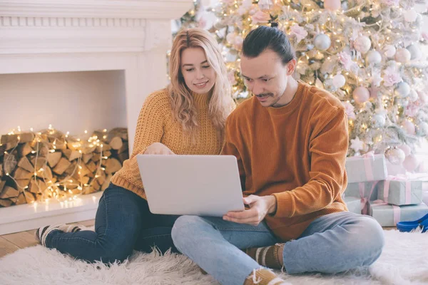 Christmas Shopping On-line . Happy Smiling Couple Using Credit Card to Internet Shop. Young couple with laptop and credit card buying online. Christmas Gifts. e-shopping — Stock Photo, Image