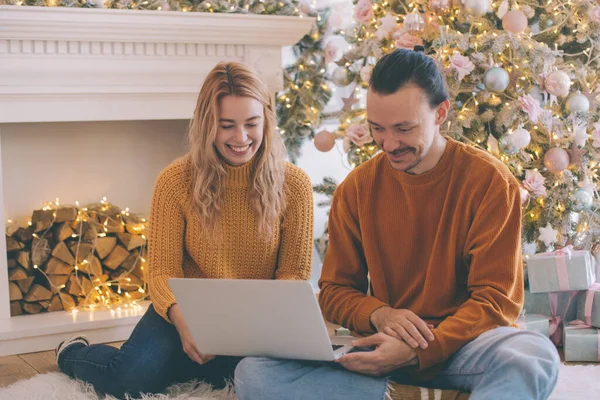 Jouluostoksia verkossa. Happy Hymyilevä pari Luottokortilla Internet Shop. Nuori pari kannettavalla tietokoneella ja luottokortilla ostaa verkossa. Joululahjoja. Sähköinen kaupankäynti — kuvapankkivalokuva