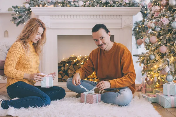 Closeup of a couple exchanging christmas presents, gifts — Stock Photo, Image