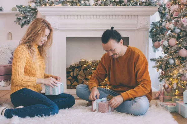 Closeup of a couple exchanging christmas presents, gifts — Stock Photo, Image