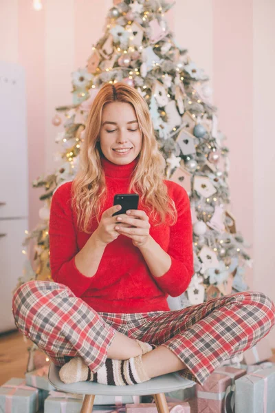 Portrait of a young smiling woman doing online shopping before christmas — Stock Photo, Image
