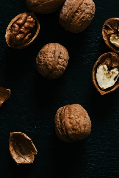 Walnuts background. Walnuts texture. Abstract walnuts heap pattern background — Stock Photo, Image