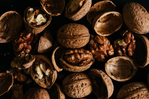 Walnuts background. Walnuts texture. Abstract walnuts heap pattern background — Stock Photo, Image