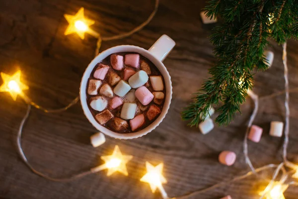 Beker warme cacao met marshmallows op de houten tafel, bovenaanzicht — Stockfoto