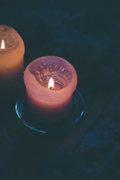 Aconchegante decoração de casa real, queimando velas na bandeja de madeira na pele de falso branco na cama — Fotografia de Stock