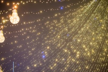 Süslü ağaçlı odaksız ışıkların altın rengi Noel arkaplanı