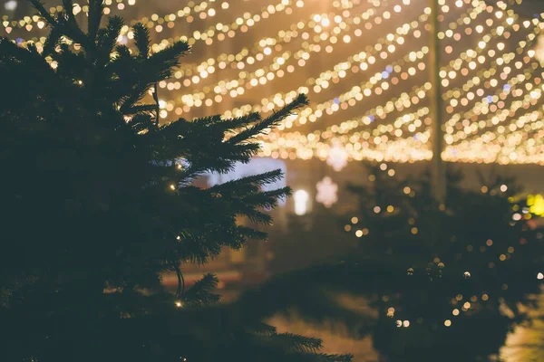 Χρυσό φόντο Χριστούγεννα de-εστιασμένο φώτα με διακοσμημένο δέντρο — Φωτογραφία Αρχείου