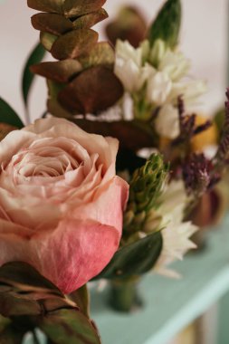 Güzel bir buket gül ve okaliptüs ile sakin bir hayat. çiçek bileşimi