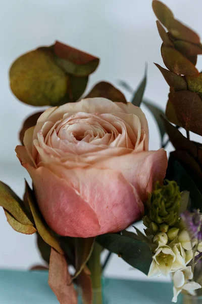 Stilleben med en vacker klassisk bukett av rosor och eukalyptus. blomsammansättning — Stockfoto