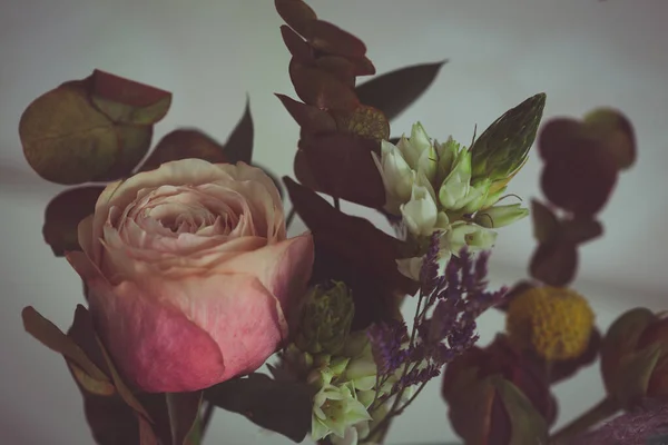 Stilleben med en vacker klassisk bukett av rosor och eukalyptus. blomsammansättning — Stockfoto