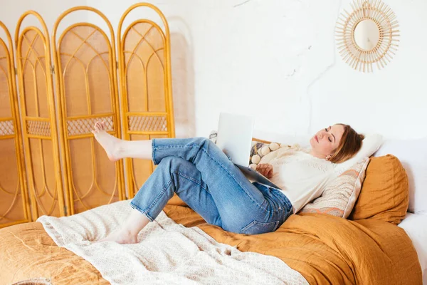 Hoş gülümseyen bir kadın, hoş bir gülümsemesi, saç kesimi, günlük kıyafetleri, komedi izlerken kahkahalar atması, internette arkadaşlarıyla sohbet etmesi, dizüstü bilgisayarının başında oturması..