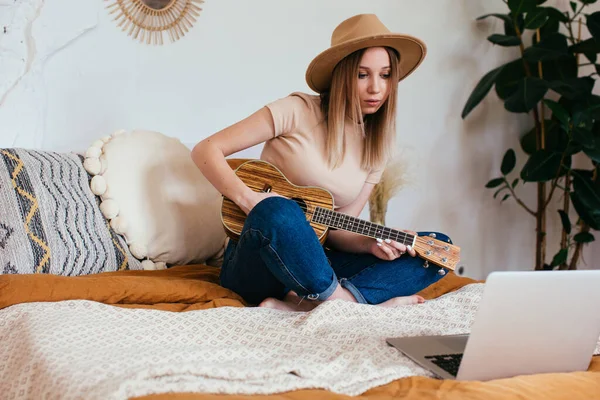 Női vlogger, aki ukulelén filmezi magát. Gitár órák online, streaming zene Jogdíjmentes Stock Képek