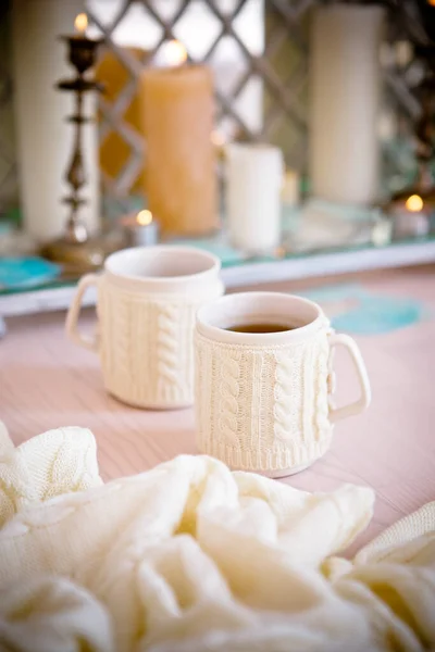 Chávena de chá ou café de malha branca com cachecol. outono e inverno acolhedores — Fotografia de Stock