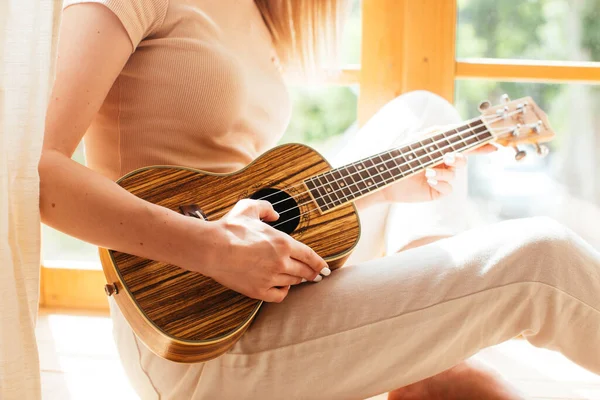 Genç komik hippi kız kulübede eğleniyor ve gitar çalıyor, pozitif ruh hali. Instagram canlı konseri