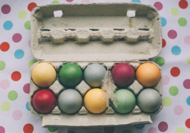pastel renkli Paskalya yumurtaları tüy ile