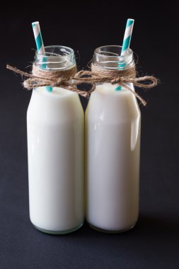iki süt şişesi siyah mavi retro saman ile