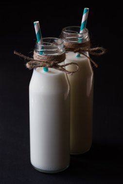 iki süt şişesi siyah mavi retro saman ile