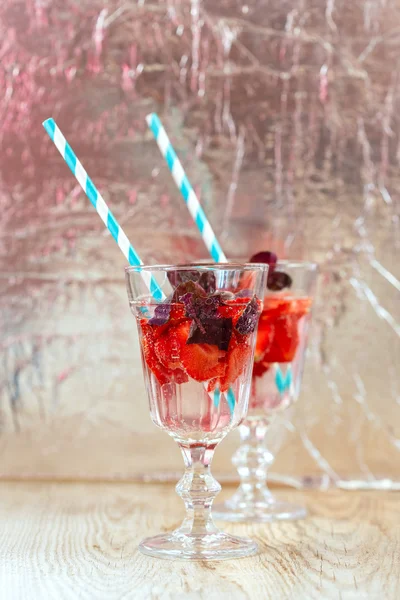 Bevanda con fragola fresca e basilico su vetro — Foto Stock