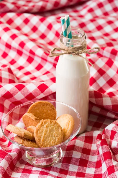ขวดนมและคุ้กกี้ในชามแก้ว — ภาพถ่ายสต็อก