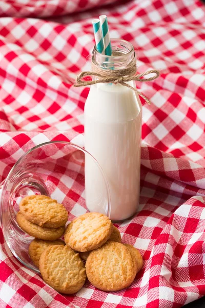 ขวดนมและคุ้กกี้ในชามแก้ว — ภาพถ่ายสต็อก