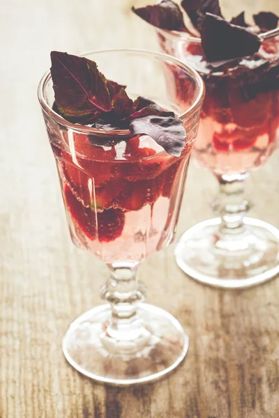 Bebida com morango fresco e manjericão em vidro — Fotografia de Stock